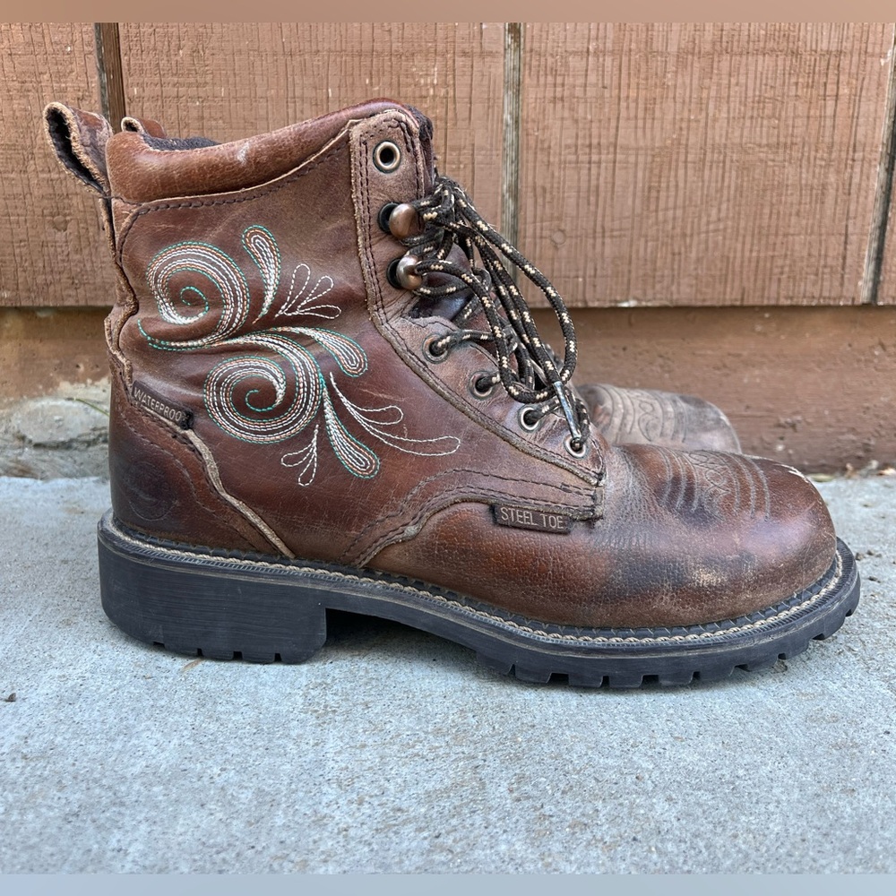 Justin Boots style WKL985 leather lace up women’s boots. EUC